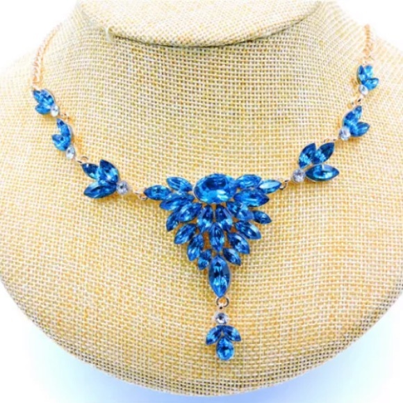 NWT Betsey Johnson Blue Rhinestone Flower Necklace